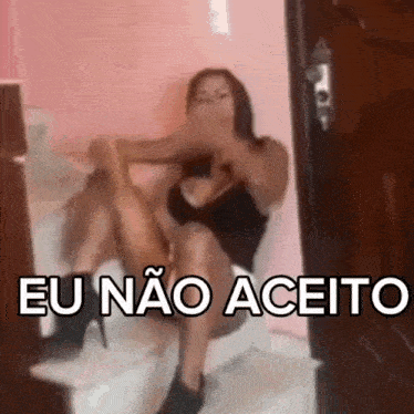 a woman in a black dress is sitting in front of a door with the words eu nao aceito below her