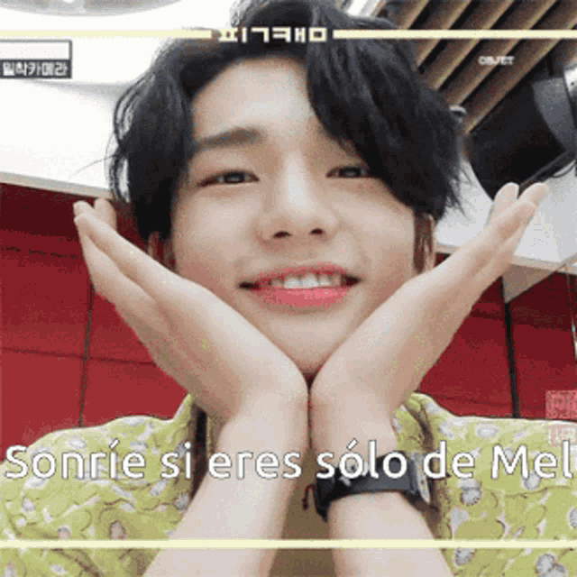 a young man is smiling with his hands on his face and the caption sonrie si eres solo de me
