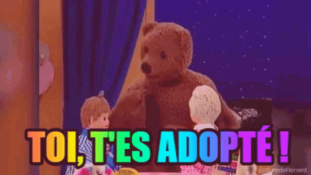 a teddy bear is surrounded by dolls and says toi t'es adopte !