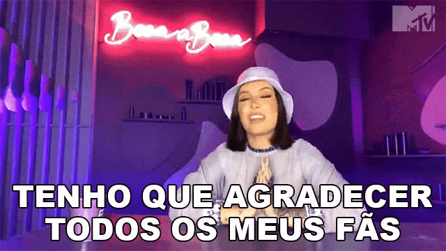 a woman in a bucket hat says tenho que agradecer todos os meus fas in front of a neon sign