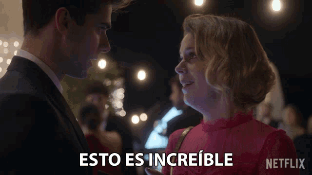 a man and a woman are looking at each other and the words esto es increible are on the screen