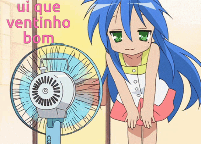 a girl with blue hair stands in front of a fan with the words " ui que ventinho bom "