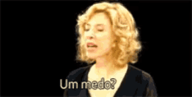 a woman with blonde hair is saying um medo .