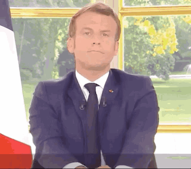 Macron Couilles GIF