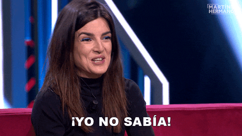 a woman is sitting on a red couch with the words yo no sabia on her face