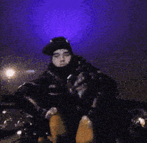 a blurry picture of a person wearing a hat with the letter m on it