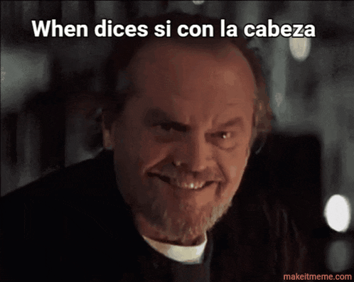 a man with a beard is smiling with the words when dices si con la cabeza above him