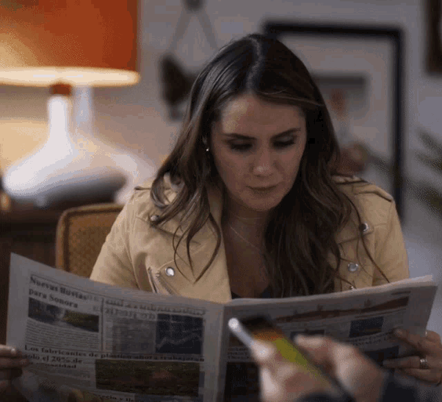 a woman is reading a newspaper that says nueva berita para samara