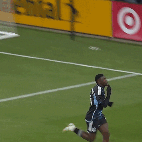 a soccer player wearing a black and blue jersey with the letter o on it
