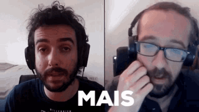 two men wearing headphones and glasses are talking to each other and the word mais is on the screen