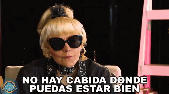 a woman wearing sunglasses says no hay cabida donde puedes estar bien