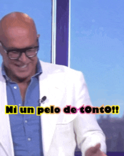 a man wearing glasses and a white jacket says ni un pelo de tonto !!