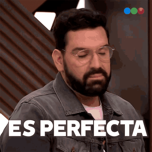 a man wearing glasses and a denim jacket says " es perfecta " in white letters