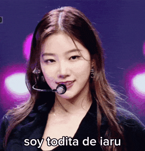 a woman with a microphone on her head and the words soy todita de iaru below her