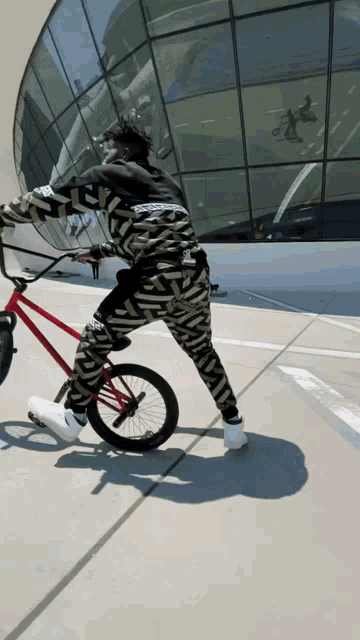 Balancing Nigel Sylvester GIF - Balancing Nigel Sylvester Riding A Bike GIFs