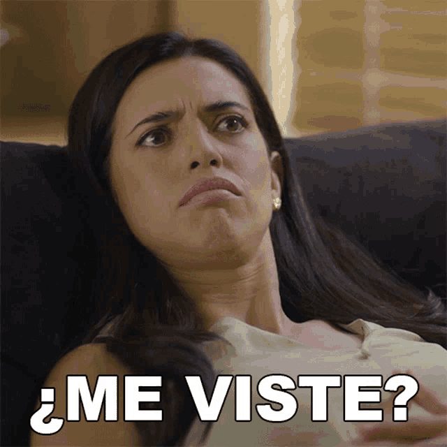 a woman is sitting on a couch with the words me viste on the bottom