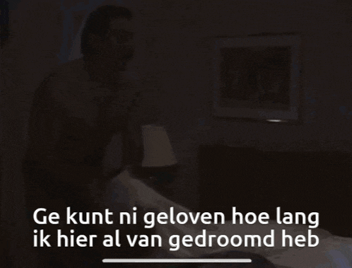 a man laying on a bed with the words ge kunt ni geloven hoe lang ik hier al van gedroomd heb below him