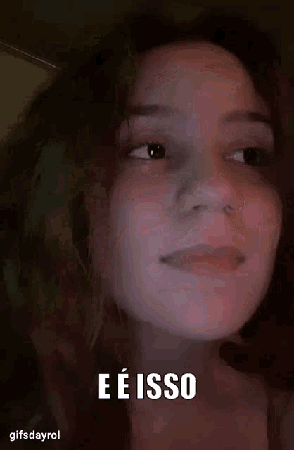 a close up of a woman 's face with the words " e e isso " on the bottom