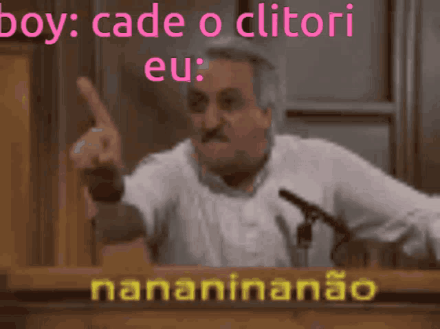 a man giving a speech with the words boy cade o clitori eu written in pink