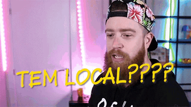 a man with a beard wearing a hat says tem local ??