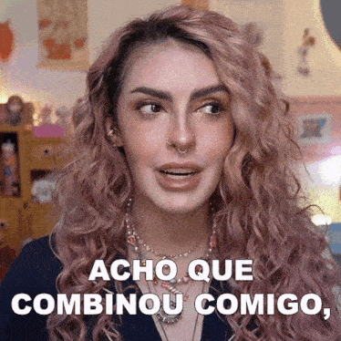 a woman with pink hair says acho que combinou comigo ..