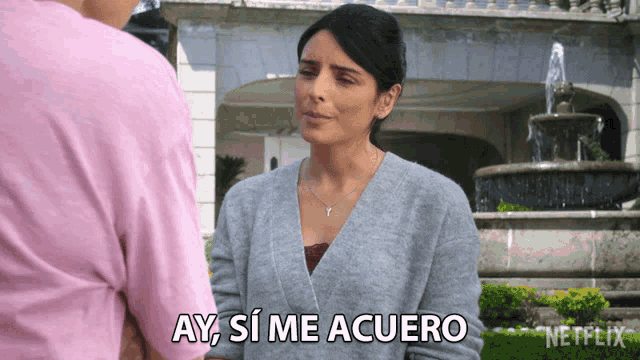 a woman says ay si me acuero while talking to a man