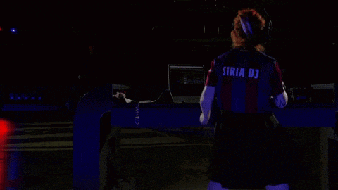 a woman is wearing a shirt that says siria dj on the back