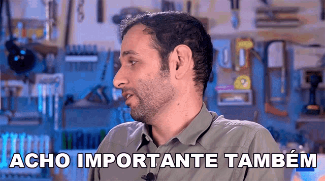 a man says acho importante também in front of a wall full of tools