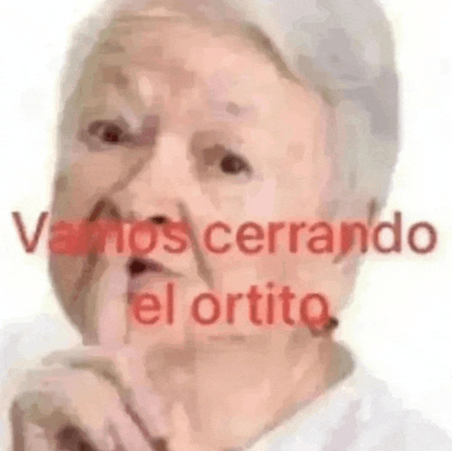 a close up of an elderly woman 's face with the words `` vamos cerrando el ortito '' written in red .