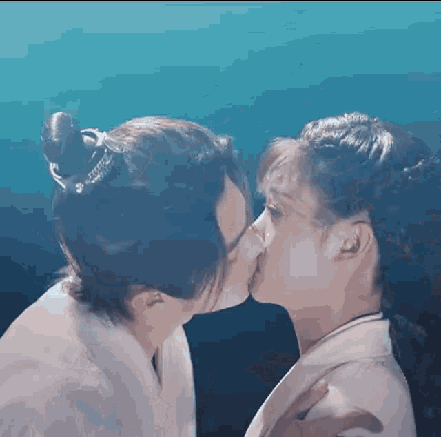 Kiss Underwater Kiss GIF - Kiss Underwater Kiss Dance Of The Sky Empire GIFs