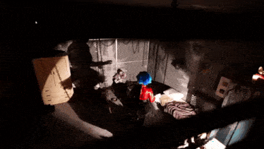 a clown is in a dark room with the words no nos hagas nada below it