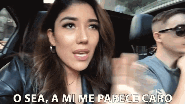 a man and a woman in a car with the words o sea a mi me parece caro below them