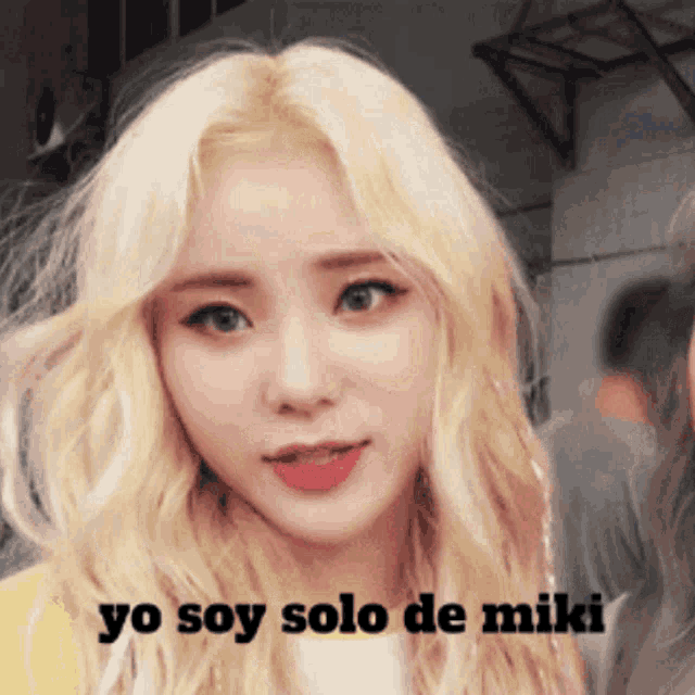 a woman with blonde hair says yo soy solo de miki in spanish