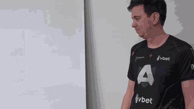 a man wearing a shirt that says vbet on the front