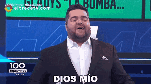 a man in a suit says dios mio in front of a 100 argentinas dicen sign