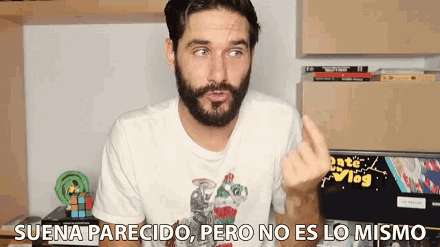 a man with a beard is wearing a t-shirt that says suena parecido pero no es lo mismo