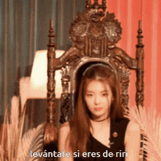 a woman is sitting in a throne with the words levantate si eres de riri written below her
