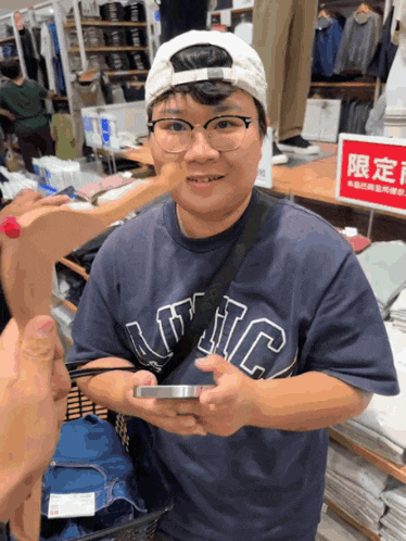 a man wearing a t-shirt that says univ on it