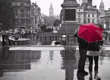 Raining Couple-under-a-umbrella GIF - Raining Couple-under-a-umbrella Trafalgar-square GIFs