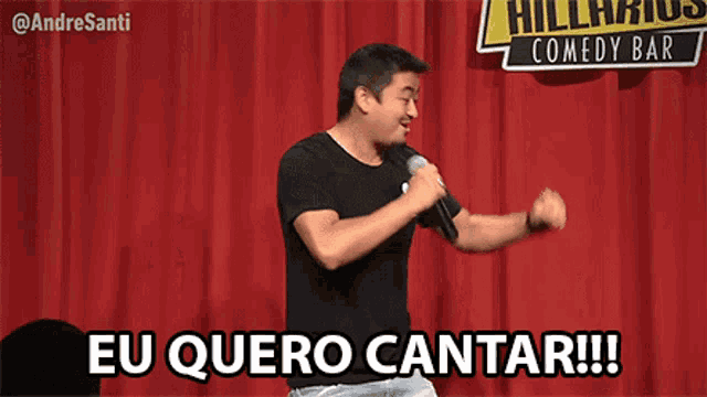 a man holding a microphone in front of a red curtain with the words eu quero cantar
