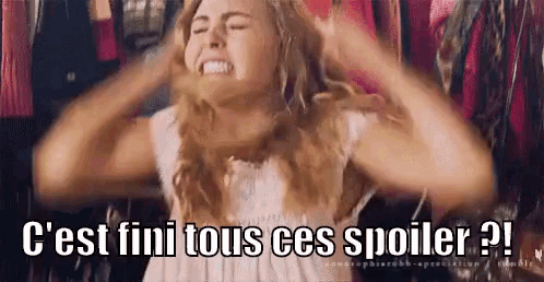 a woman is covering her ears with her hands and says " c est fini tous ces spoiler "