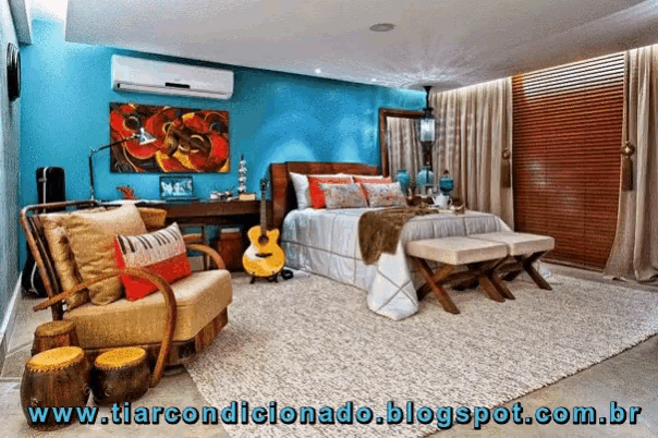 a bedroom with blue walls and the website www.tiarcondicionado.blogspot.com.br on the bottom