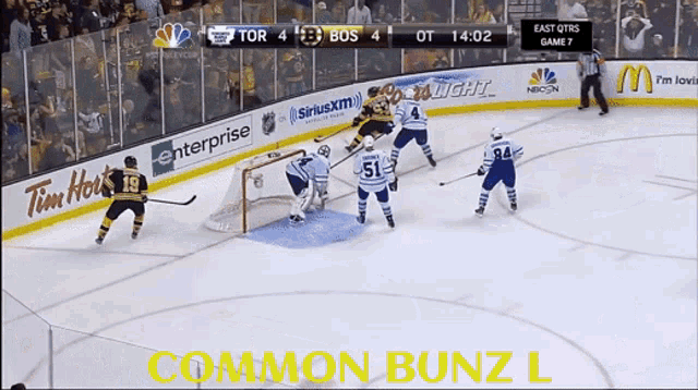 a hockey game is being played on a screen that says common bunz l on it