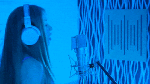 a woman singing into a microphone with yo contigo ya no regreso