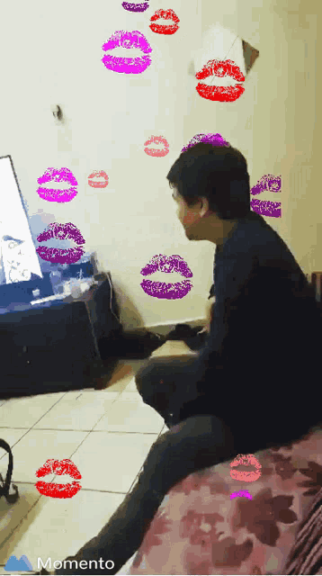 a man sits on a couch surrounded by kisses and the words momento
