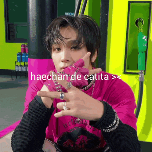 a man wearing a pink shirt with the word haechan de catita above him