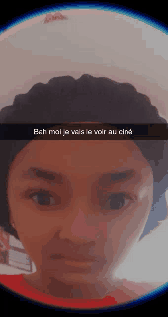 a girl taking a selfie with a caption that says " bah moi je vais le voir au cine "