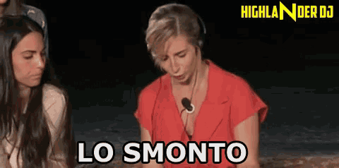 a woman in a red shirt says lo smonto in front of a microphone