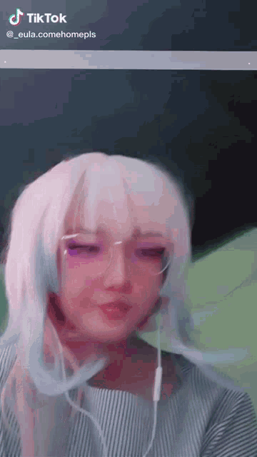 a tiktok video of a girl wearing a wig