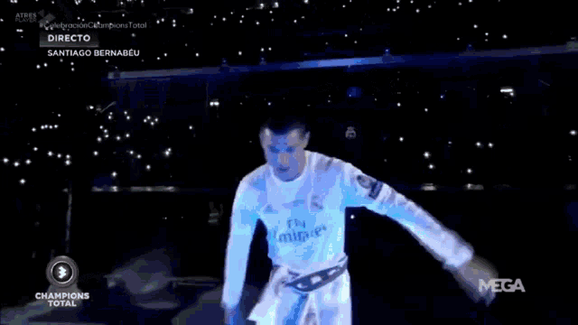 a soccer player with the name ronaldo on his back